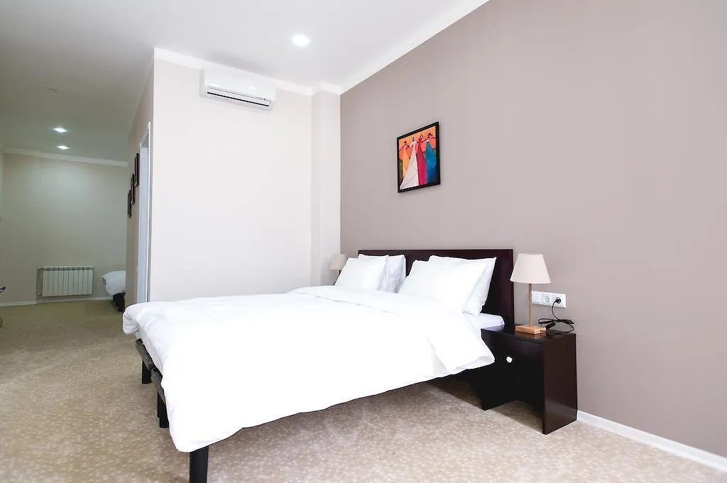 Hotel Piazza Four Colours Batumi 4*,