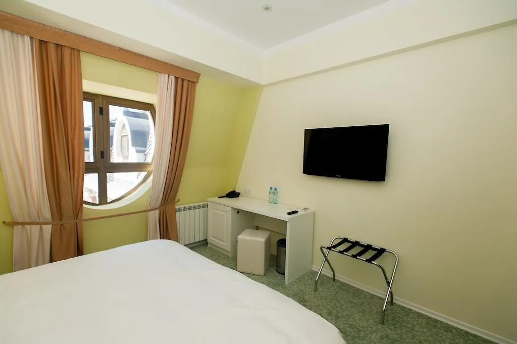 Hotel Piazza Four Colours Batumi 4*,
